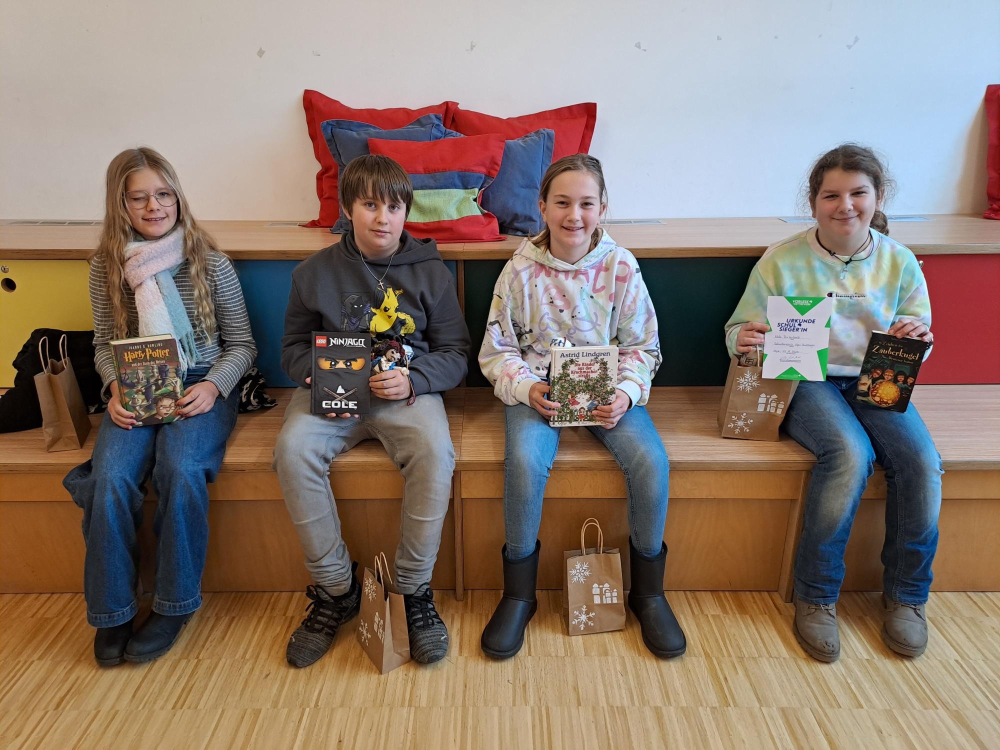 Mehr über den Artikel erfahren Nele Birlenbach gewinnt den Schulentscheid des Vorlesewettbewerbs